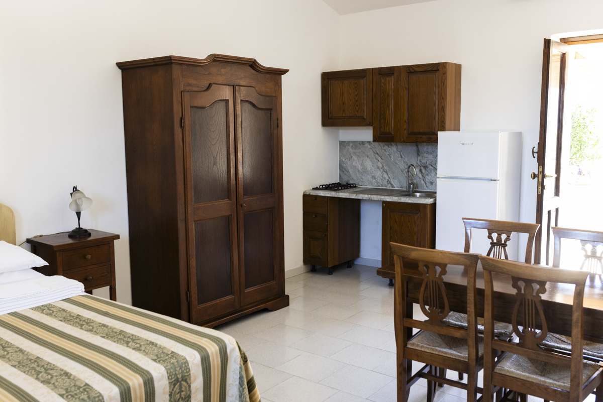 vista interna della camera con cucina