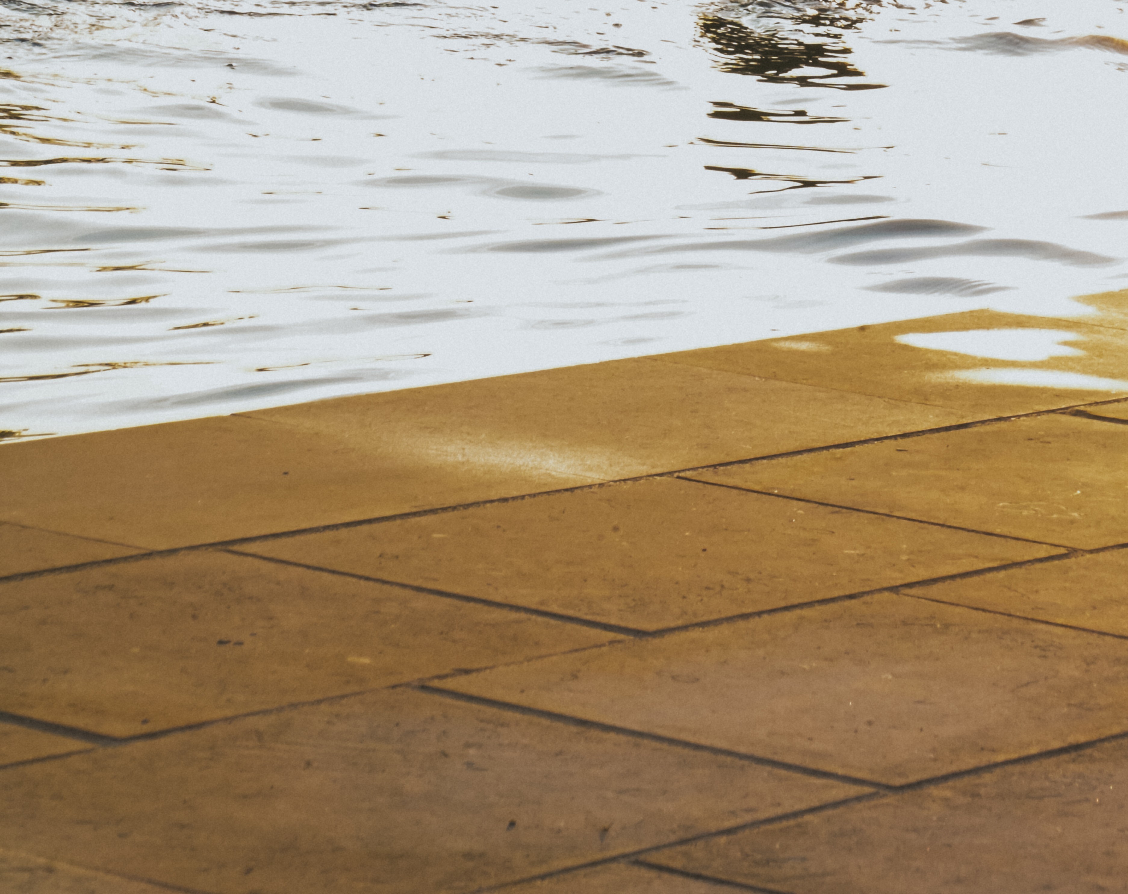 Una piscina esterna lussuosa con acqua blu chiara e natura